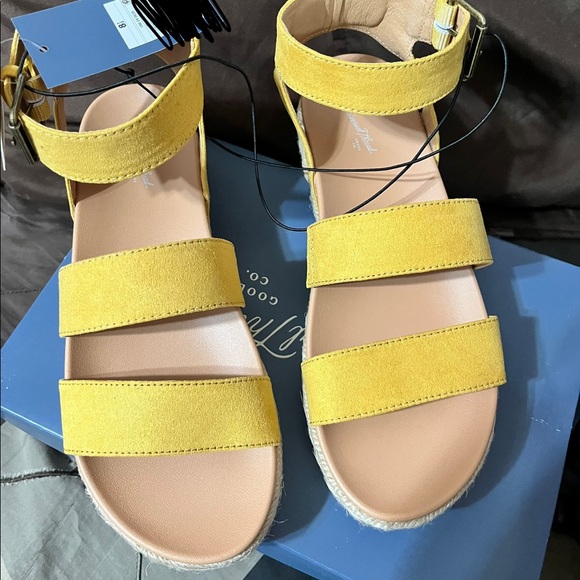 Mustard color platform sandals - Picture 2 of 6
